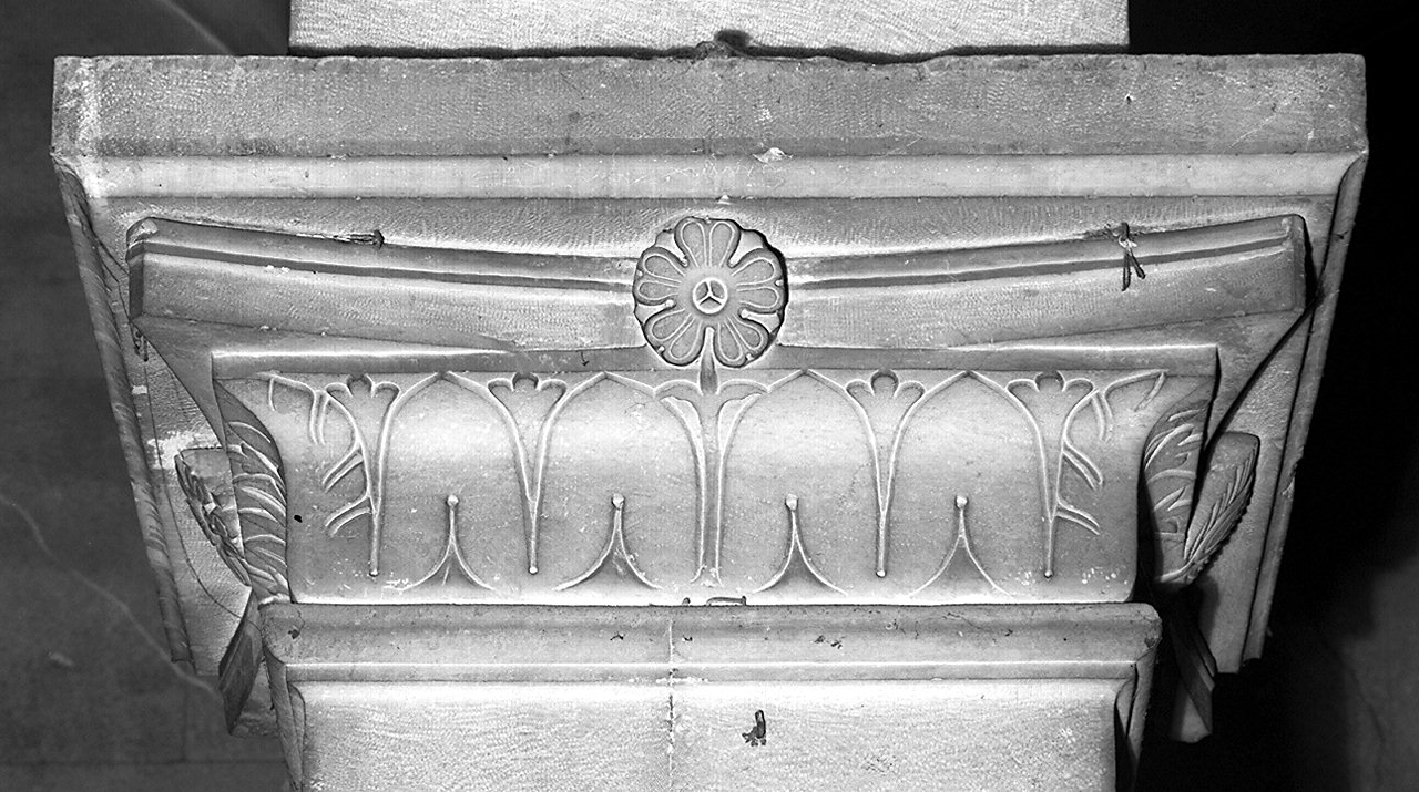 capitello, elemento d'insieme - bottega lucchese (prima metà sec. XII)