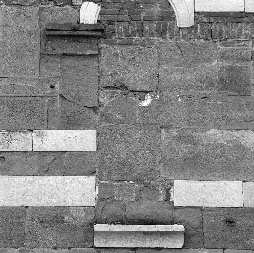 mensola architettonica, serie - bottega toscana (fine sec. XII)