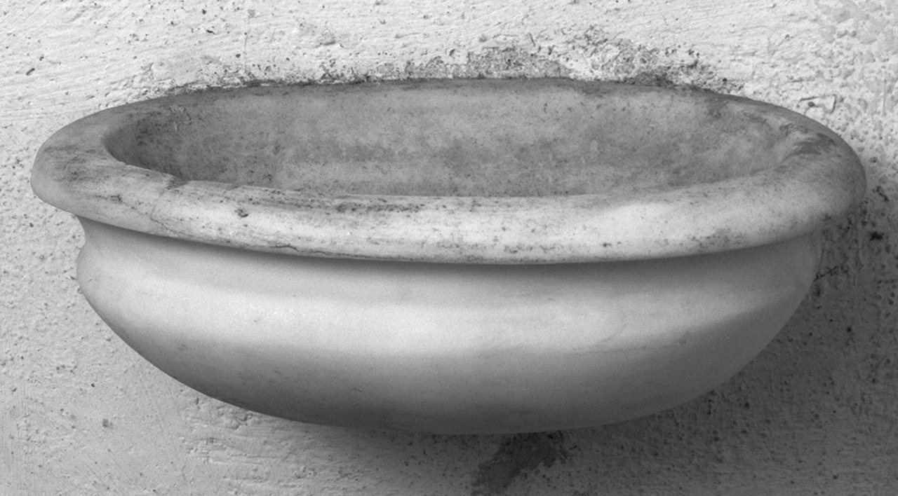 acquasantiera da parete - ambito lucchese (prima metà sec. XVII)