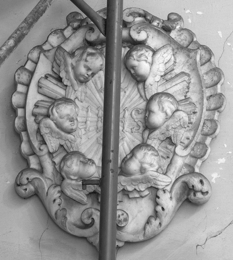 cherubini con monogramma cristologico (decorazione plastica) - ambito lucchese (fine/inizio secc. XVII/ XVIII)