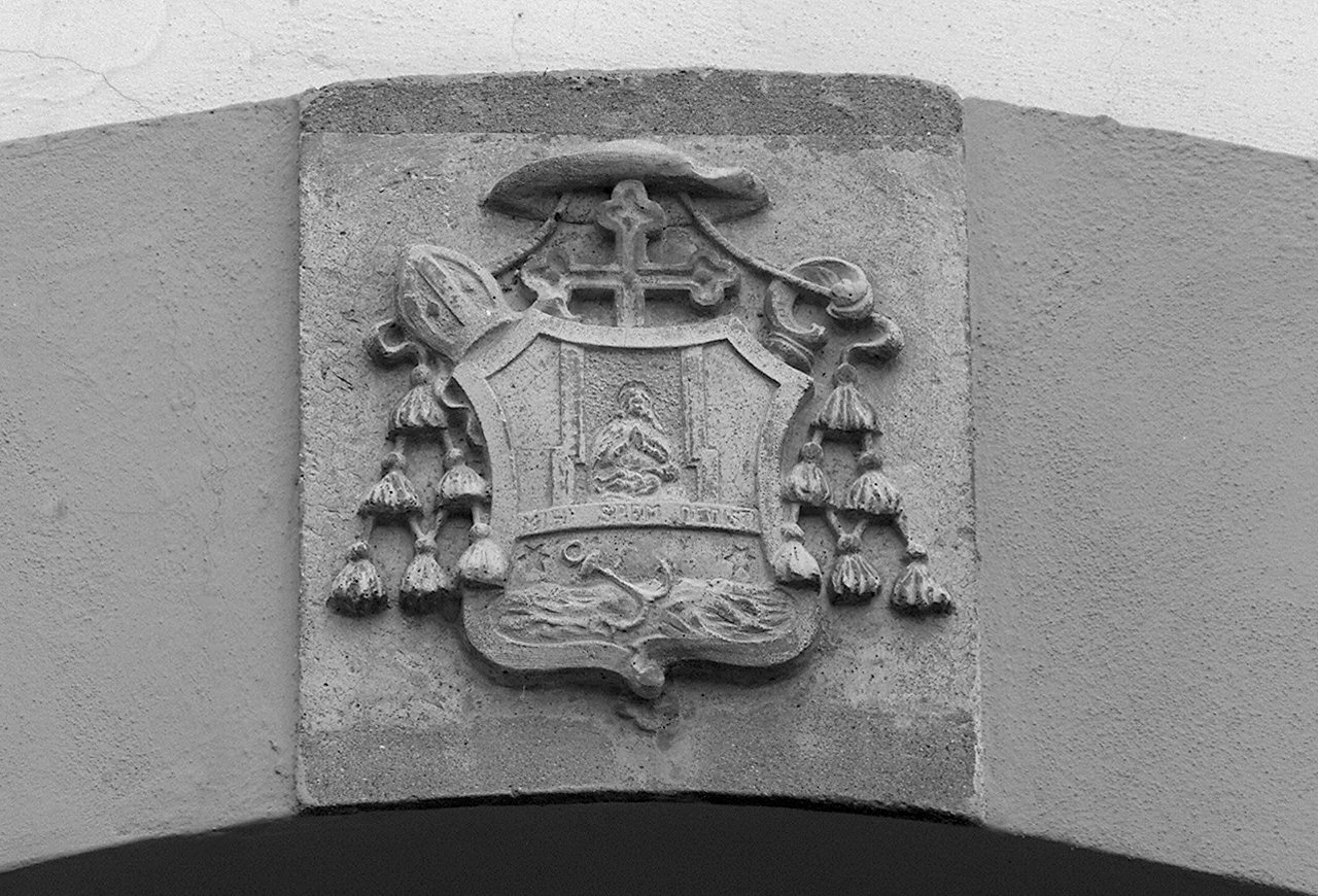 stemma vescovile (rilievo) - produzione toscana (sec. XVIII)