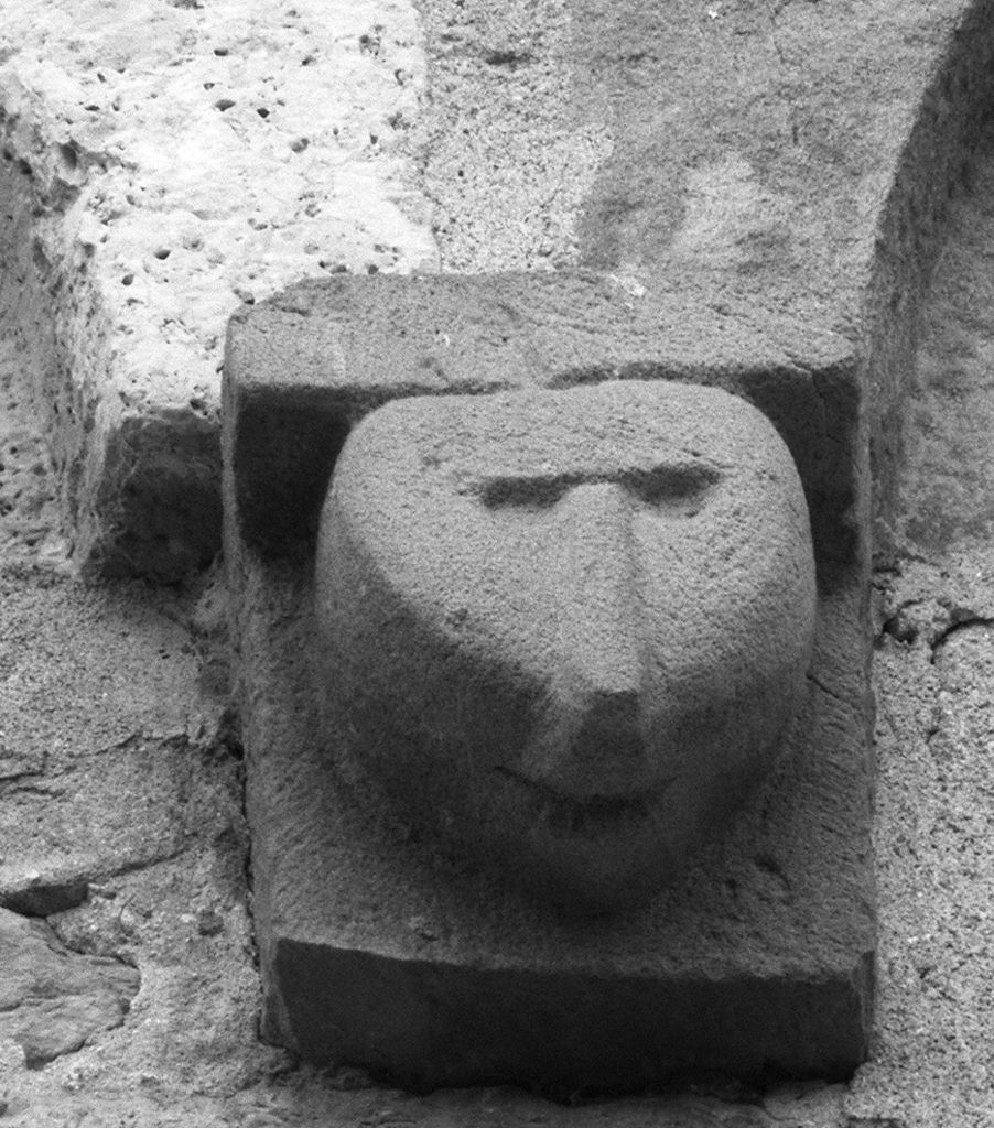 protome (mensola) - ambito pisano (sec. XI)