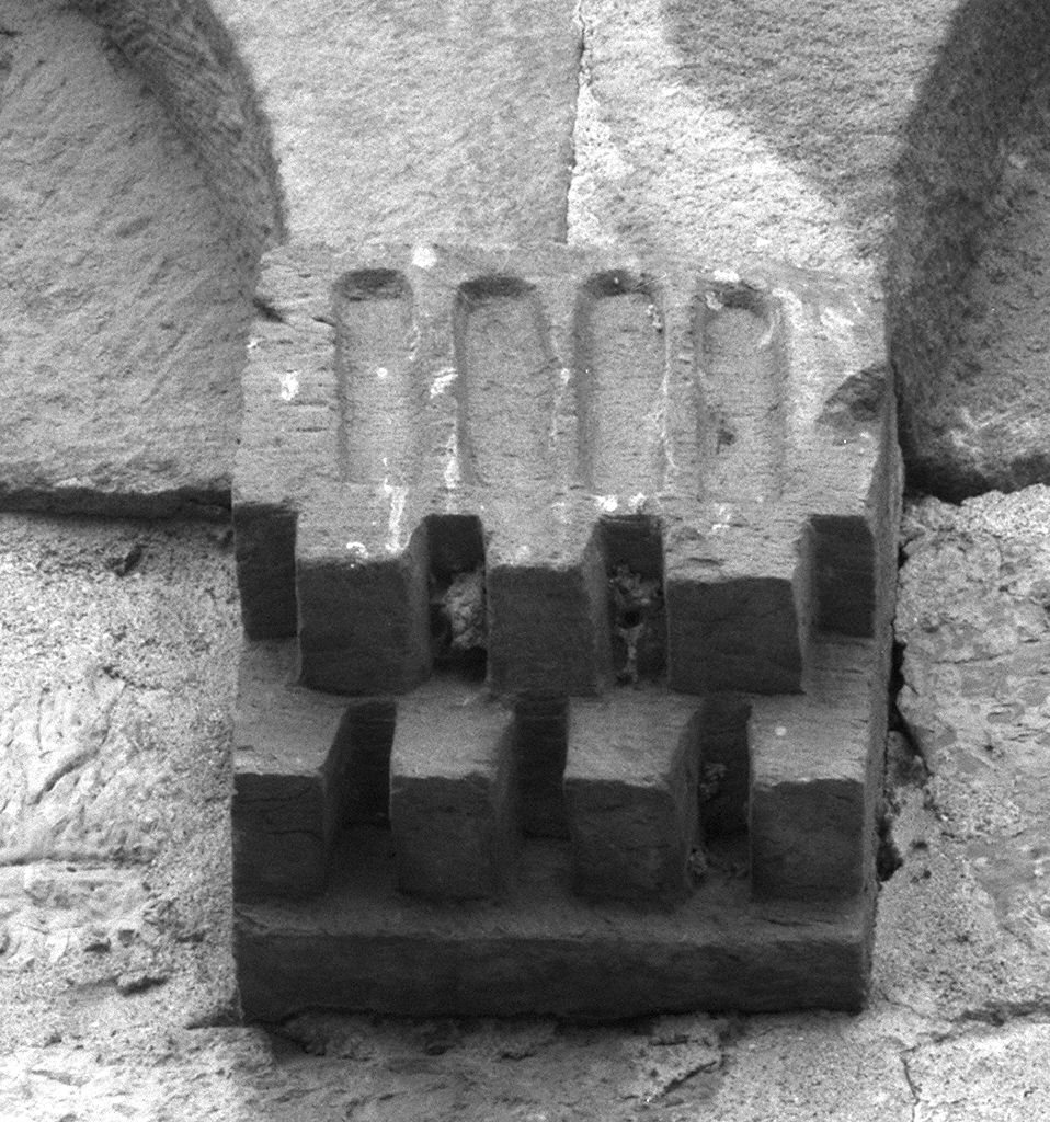 mensola, serie - ambito pisano (sec. XI)