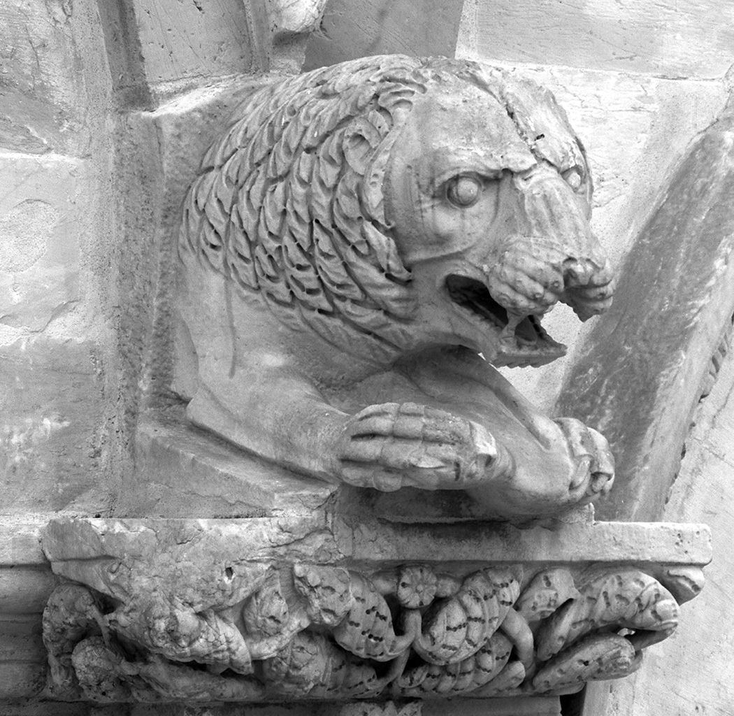 leone con preda (scultura) - ambito pisano (fine/inizio secc. XII/ XIII)
