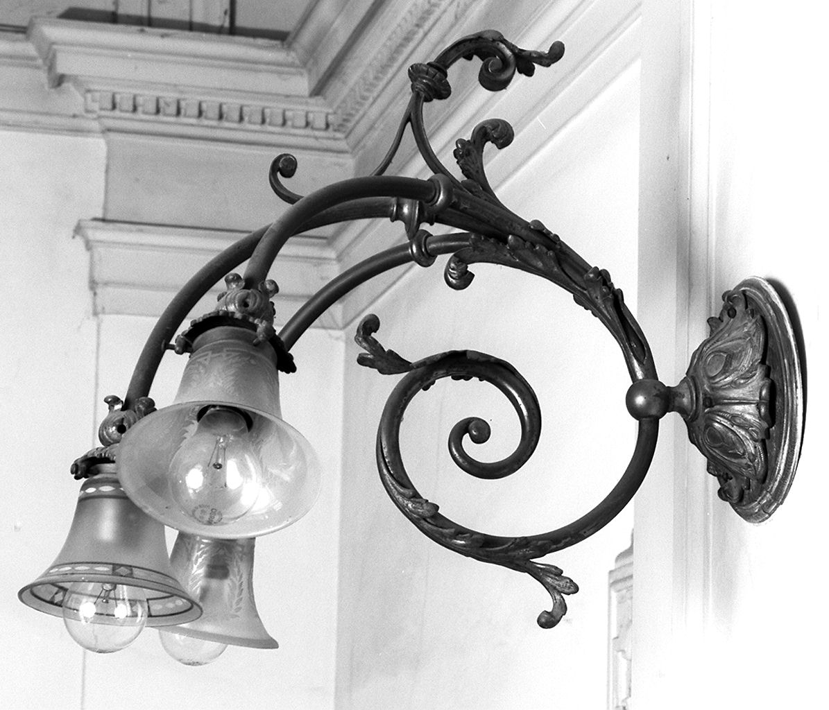 lampada - a muro, serie - produzione italiana (ultimo quarto sec. XIX)