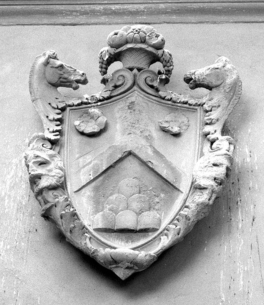 stemma gentilizio della famiglia Bini, stemma gentilizio (rilievo) - produzione toscana (seconda metà sec. XVI)