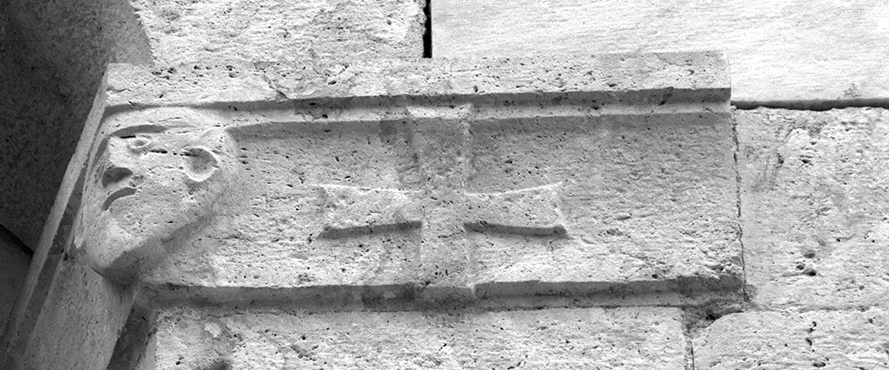 protome umana e croce (mensola architettonica) - ambito toscano (seconda metà sec. XI)
