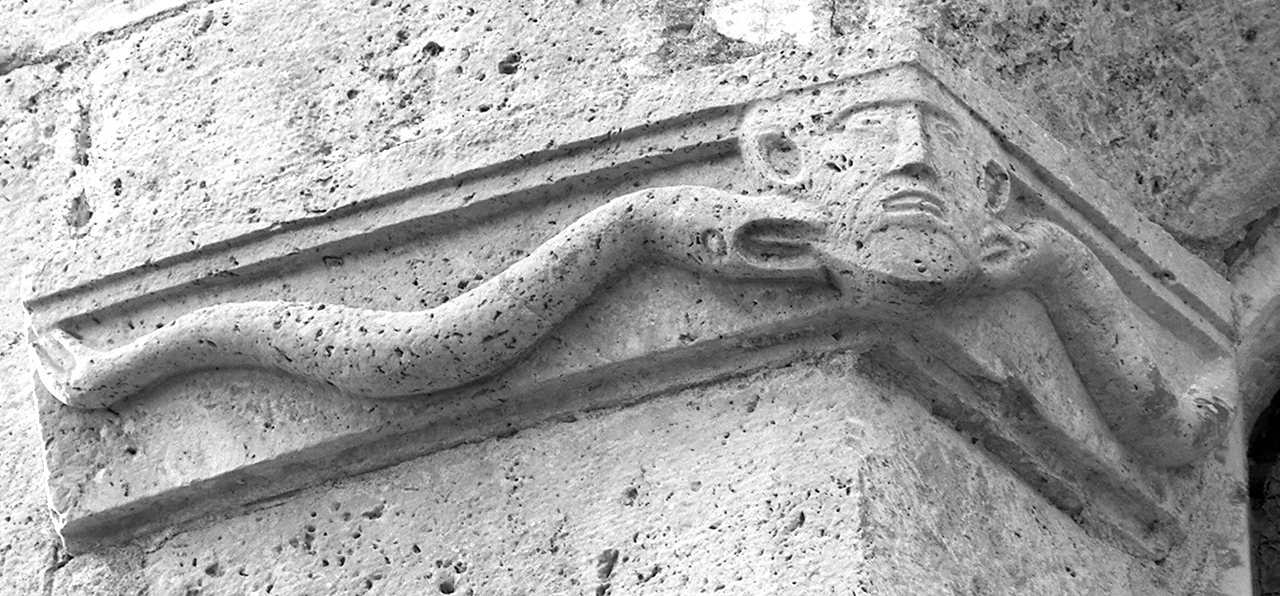 volto umano morso da due serpenti (mensola architettonica) - ambito toscano (seconda metà sec. XI)