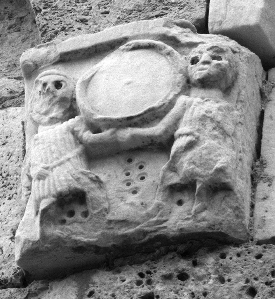 figure maschili sostengono un disco (mensola) - ambito toscano (seconda metà sec. XI)