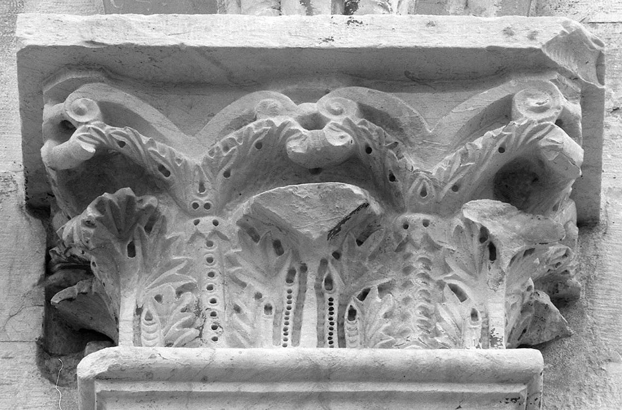 capitello corinzio - ambito pisano (ultimo quarto sec. XII)