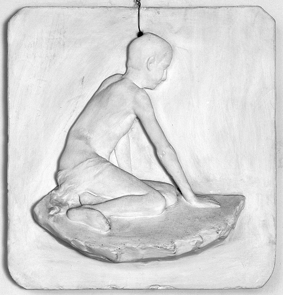 figura maschile seduta (rilievo) - produzione italiana (secc. XIX/ XX)