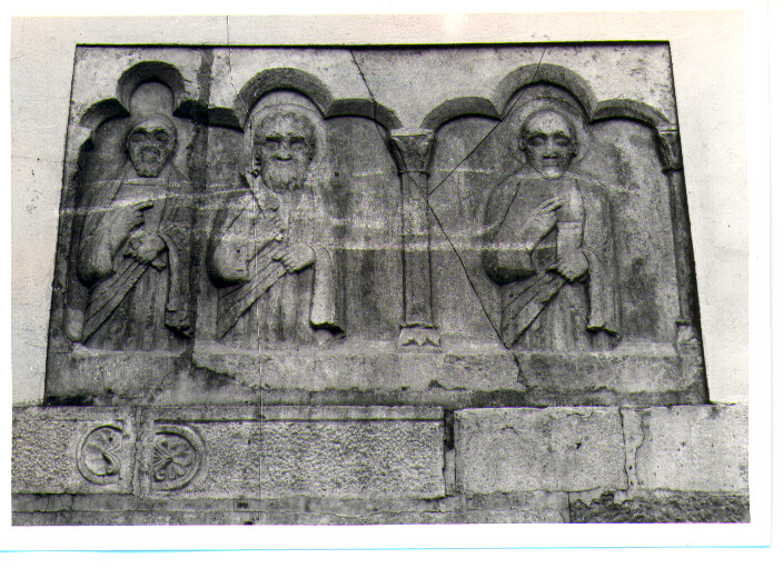 figure maschili benedicenti (rilievo) - ambito locale (prima metà sec. XIV)