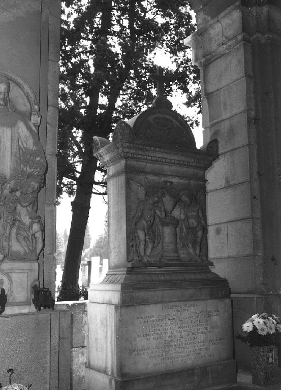 angeli reggenti un'urna (monumento funebre, opera isolata) di Cevasco Giovanni Battista (terzo quarto sec. XIX)