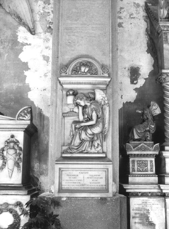 angelo con vaso (monumento funebre - a edicola, opera isolata) di Cevasco Giovanni Battista (sec. XIX)