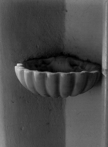 acquasantiera - a conchiglia - bottega ligure (sec. XVII)