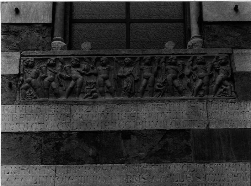 defunta tra genietti reggenti cornucopie (sarcofago - a cassa, opera isolata) - bottega romana (secc. III/ IV)