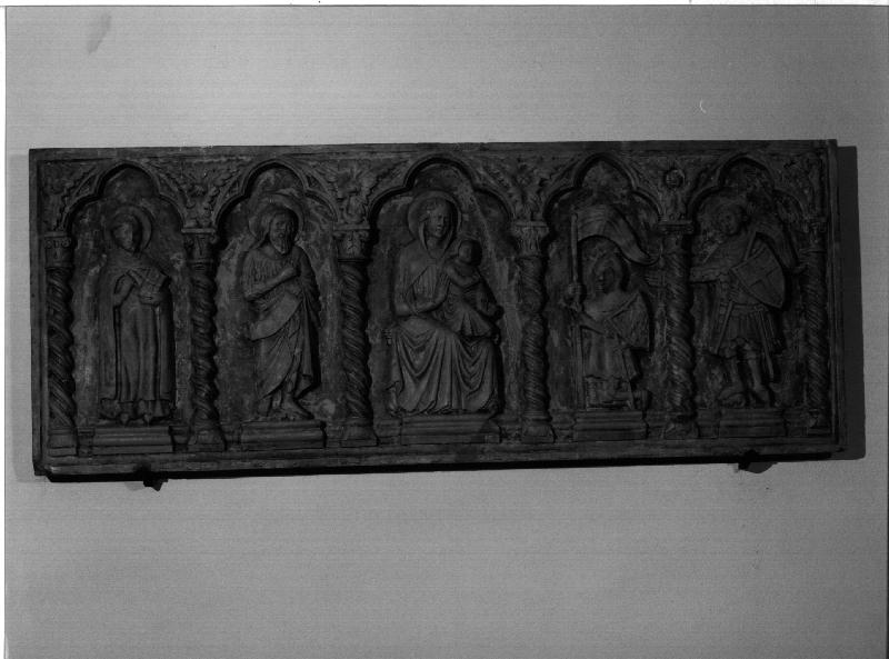 Madonna con Bambino tra San Francesco, San Giovanni Battista, San Giorgio e devoto (sarcofago, opera isolata) - PRODUZIONE GENOVESE (secc. XIX/ XX)