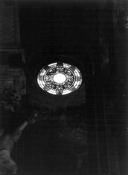 MONOGRAMMA MARIANO (vetrata, elemento d'insieme) - PRODUZIONE LIGURE (primo quarto sec. XX)