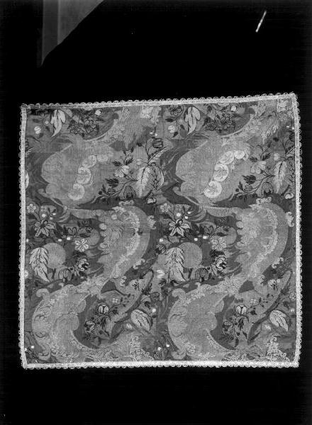 MOTIVI DECORATIVI FLOREALI (velo di calice, elemento d'insieme) - manifattura genovese (prima metà sec. XVIII)