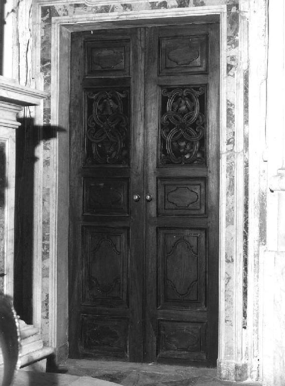 motivi decorativi floreali/ motivi decorativi geometrici a losanga (porta - a due battenti, serie) - bottega ligure (prima metà sec. XVIII)