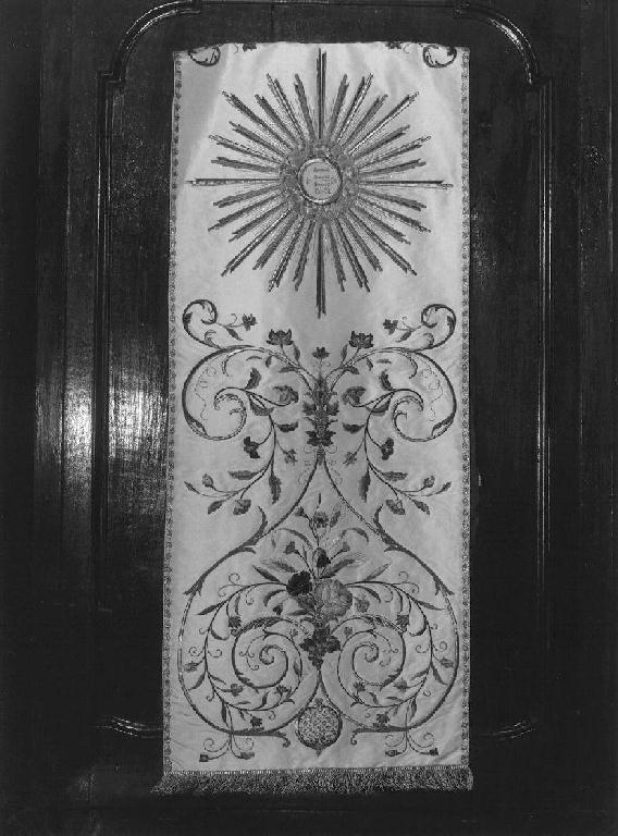 motivi decorativi floreali/ ostia raggiata (velo omerale, opera isolata) - manifattura ligure (primo quarto sec. XX)