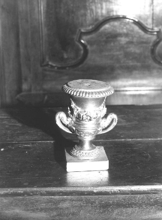 motivi decorativi vegetali/ motivi decorativi floreali/ festone (vaso da fiori, serie) - bottega ligure (prima metà sec. XIX)