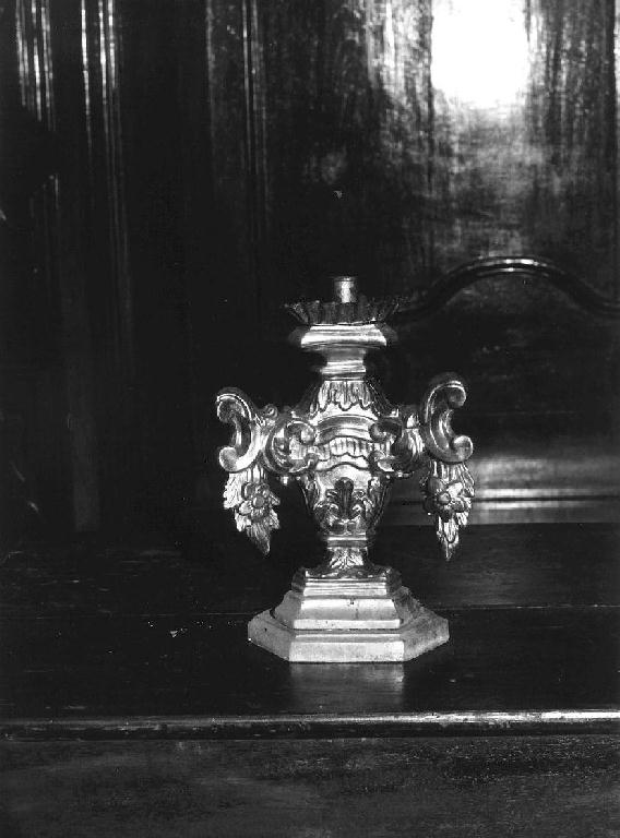 motivi decorativi floreali/ motivi decorativi vegetali (vaso d'altare, serie) - bottega ligure (prima metà sec. XVIII)