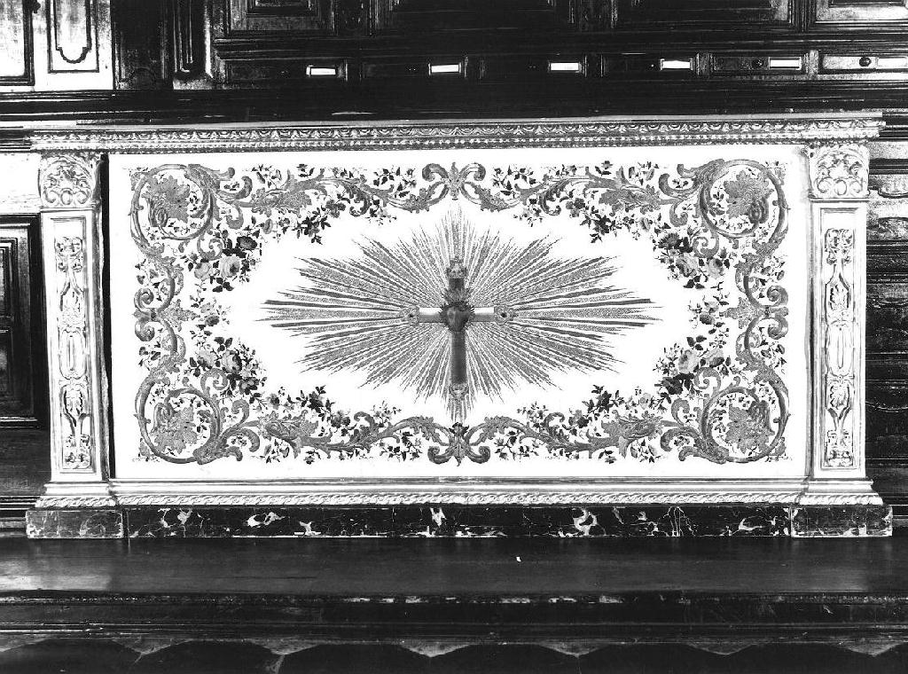 croce raggiata/ motivi decorativi floreali (paliotto, elemento d'insieme) - manifattura ligure (prima metà sec. XIX)