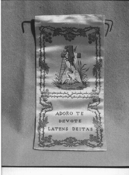 pellicano che imbocca i piccoli nel nido/ simboli della passione (tendina, elemento d'insieme) - manifattura ligure (fine/inizio secc. XIX/ XX)