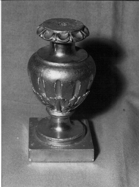 vaso d'altare con composizione floreale, serie - bottega ligure (fine/inizio secc. XVIII/ XIX)