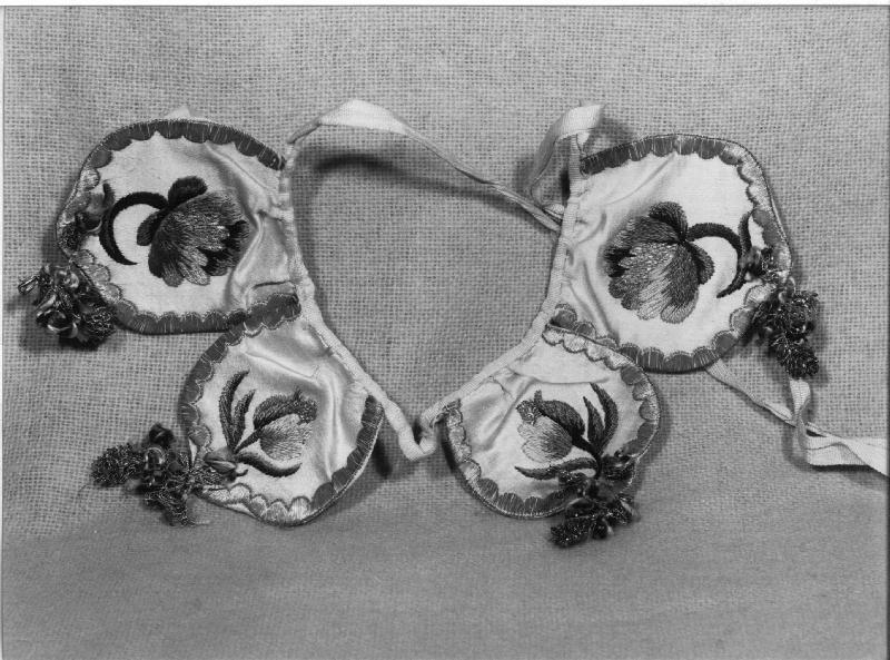 motivi decorativi floreali (conopeo di pisside, elemento d'insieme) - manifattura ligure (prima metà sec. XVIII)