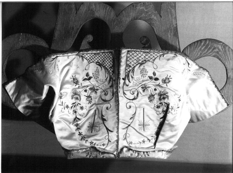 motivi decorativi floreali/ simboli eucaristici (mantovana, opera isolata) - manifattura ligure (ultimo quarto sec. XIX)