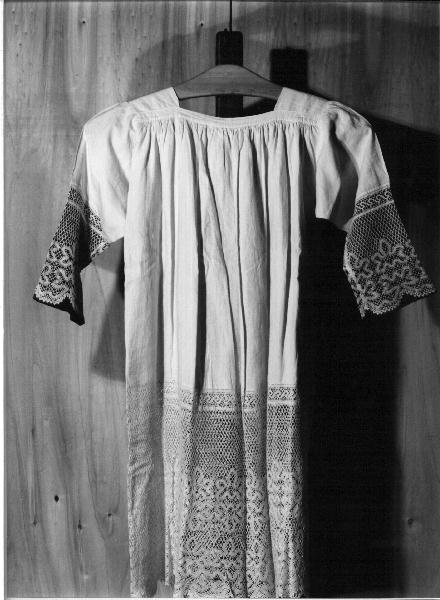 camice, coppia - manifattura ligure (secc. XIX/ XX)