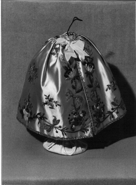 motivi decorativi floreali (conopeo di pisside, opera isolata) - manifattura ligure (ultimo quarto sec. XIX)