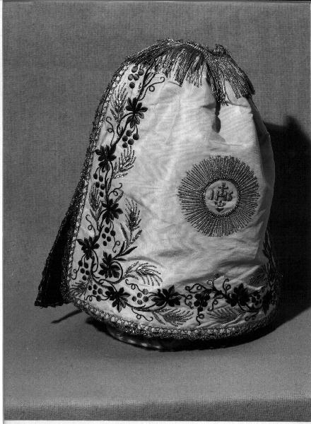 simboli eucaristici/ ostia raggiata (conopeo di pisside, opera isolata) - manifattura ligure (secondo quarto sec. XIX)