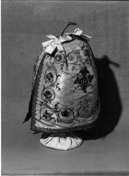 motivi decorativi floreali/ simbolo eucaristico (conopeo di pisside, opera isolata) - manifattura ligure (metà sec. XIX)