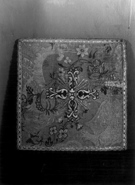 MOTIVI DECORATIVI FLOREALI (borsa, elemento d'insieme) - manifattura genovese (secondo quarto sec. XVIII)