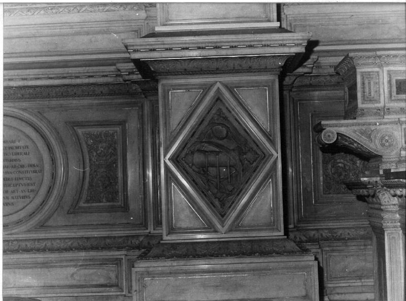 rotolo della legge (?) (rilievo, elemento d'insieme) di Allegro Agostino (ultimo quarto sec. XIX)