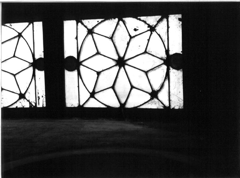 MOTIVO DECORATIVO GEOMETRICO (vetrata, opera isolata) - PRODUZIONE LIGURE (secondo quarto sec. XX)