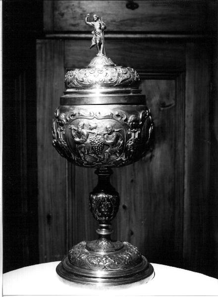 Melchisedec offre il pane e il vino nel calice/ Elia nel deserto nutrito dall'angelo/ Mosè fa scaturire l'acqua dalla roccia/ messaggeri recano grappolo d'uva dalla terra promessa (pisside, opera isolata) - bottega fiamminga (prima metà sec. XVII)