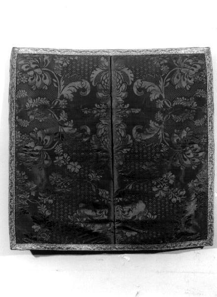 MOTIVI DECORATIVI FLOREALI (velo di calice, elemento d'insieme) - manifattura genovese (sec. XVIII)