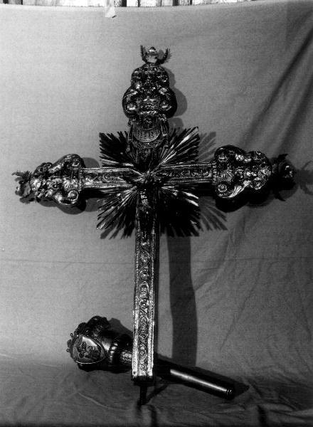 Cristo crocifisso/ motivi decorativi vegetali/ motivi decorativi floreali (croce processionale, opera isolata) - bottega ligure (secondo quarto sec. XIX)