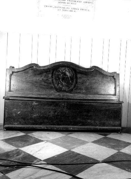 San Michele Arcangelo conduce un'anima in Cielo (cassapanca, opera isolata) - PRODUZIONE GENOVESE (sec. XVIII)