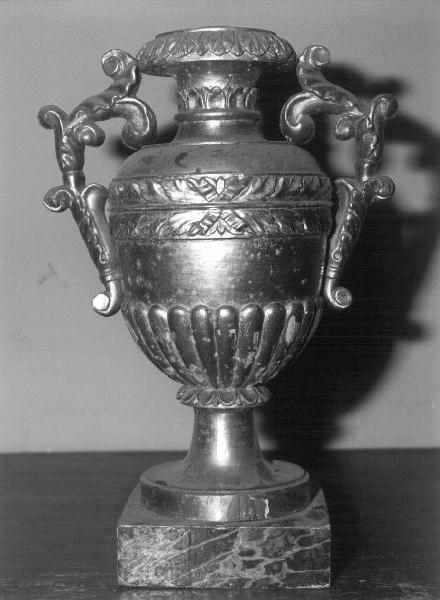 vaso d'altare con composizione floreale, serie - bottega ligure (sec. XIX)