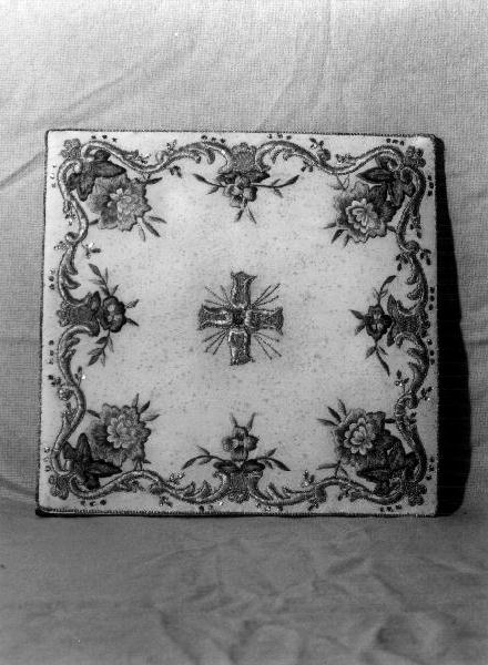 croce/ motivi decorativi floreali (borsa, opera isolata) - manifattura ligure (seconda metà sec. XVIII)