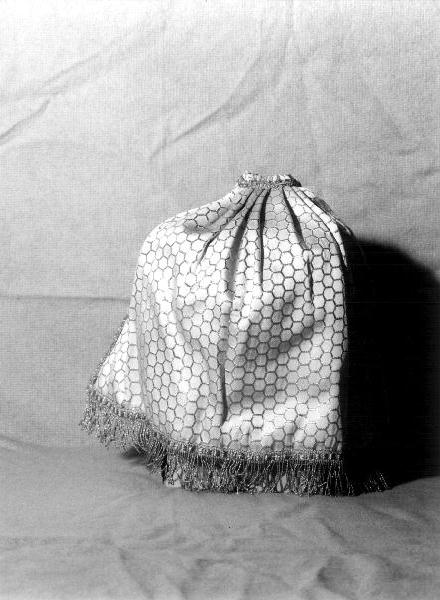 conopeo di pisside, opera isolata - manifattura ligure (primo quarto sec. XX)