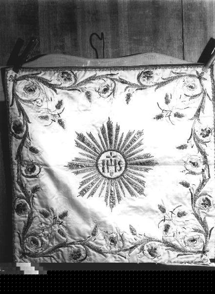 motivi decorativi floreali/ simboli eucaristici (velo di calice, elemento d'insieme) - manifattura ligure (terzo quarto sec. XVIII)