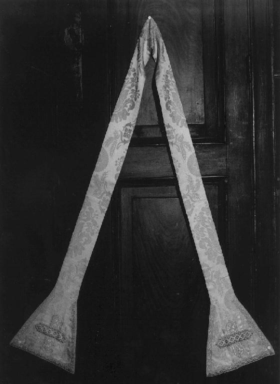 motivi decorativi vegetali/ croce (stola, elemento d'insieme) - manifattura ligure (secondo quarto sec. XX)