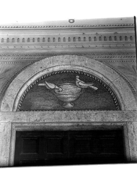 colombe che si abbeverano a una fonte (decorazione musiva, opera isolata) - PRODUZIONE GENOVESE (primo quarto sec. XX)