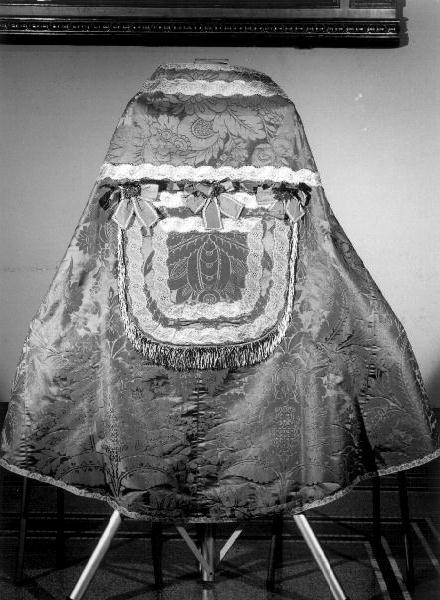 motivi decorativi floreali (piviale, elemento d'insieme) - manifattura ligure (metà sec. XVIII)